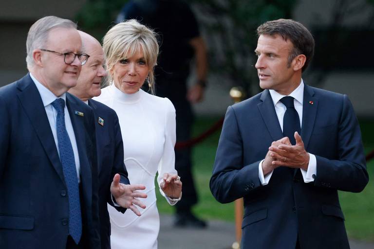 Da esq. para a dir., o premiê da Austrália, Anthony Albanese, Olaf Scholz (Alemanha), Brigitte Macron e seu marido, Emmanuel, presidente francês, chegam para jantar oficial em Vilnius