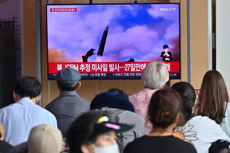 Moradores de Seul assistem ao noticiário sobre o lançamento do míssil norte-coreano, ilustrado por uma imagem de arquivo, em estação de trem da capital sul-coreana