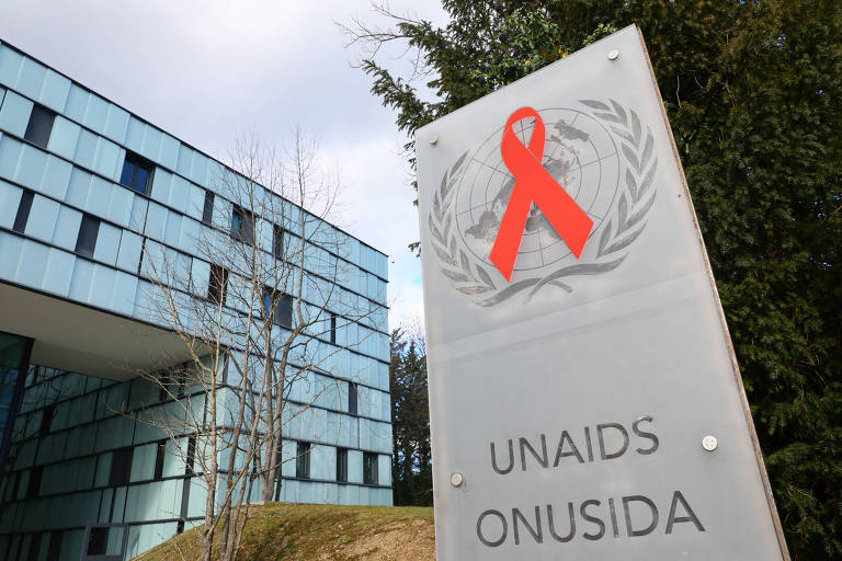 Fachada da sede da Unaids em Genebra, na Suíça, com uma placa com o nome da instituição