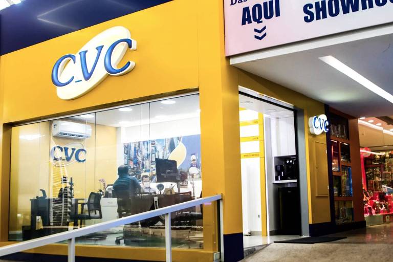 Fachada de uma loja física da CVC.