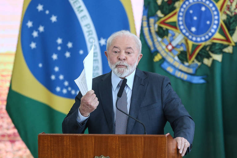 Lula diz que vai criar programa para baratear passagens aéreas a aposentados e domésticas