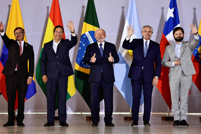 O presidente Lula, ao centro, ao lado dos presidentes da Colômbia (Gustavo Petro), da Bolívia (Luis Arce), da Argentina (Alberto Fernández) e do Chile (Gabriel Boric) em Brasília, durante a cúpula de líderes da América do Sul organizada pelo petista