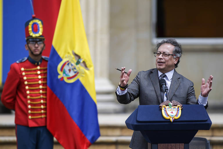 Presidente colombiano Gustavo Petro durante cerimônia na capital Bogotá, em junho. 