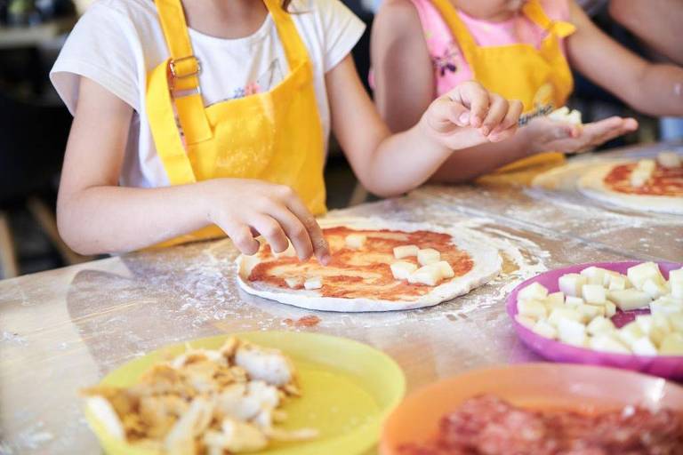 Crianças podem fazer pizza no restaurante Abbraccio; saiba como participar em SP