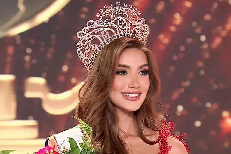 A gaúcha Sancler Frantz recebe a coroa de terceiro lugar no Miss Supranational 2023