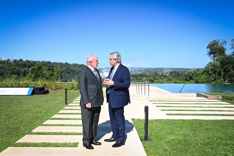 O presidente Lula ao lado de seu homólogo argentino, Alberto Fernández, durante cúpula dos líderes do Mercosul em Puerto Iguazú, na Argentina