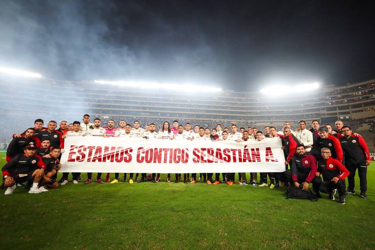 Elenco do Universitario, do Peru, posa para foto com mensagem de apoio a preparador físico preso no Brasil sob suspeita de racismo