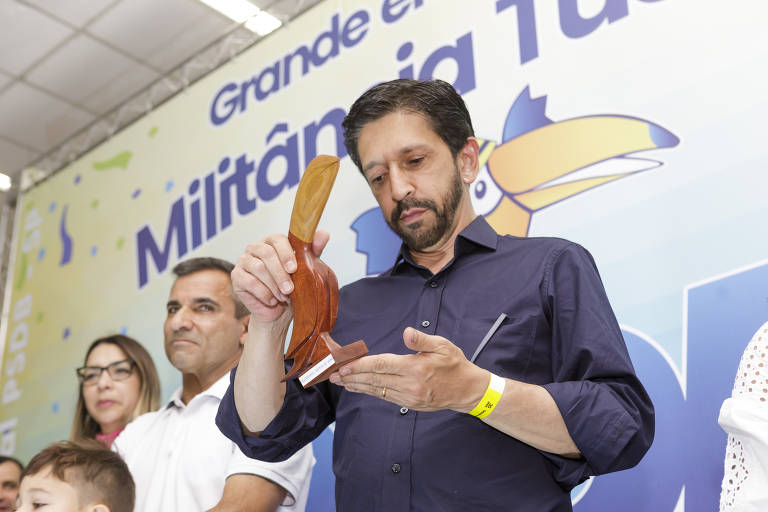 Ricardo Nunes (MDB) com tucano de madeira que ganhou durante evento do PSDB em São Paulo