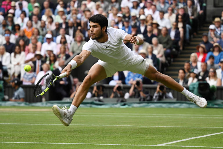 Carlos Alcaraz durante a final de Wimbledon contra Djokovic