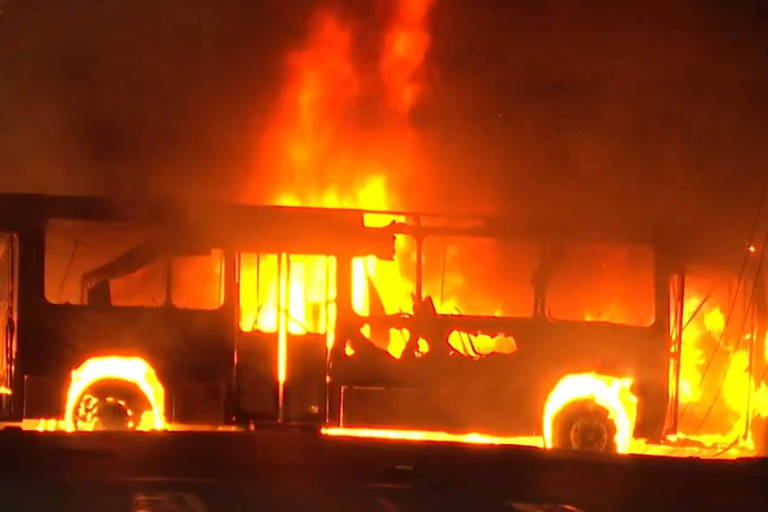 Bandidos ateiam fogo em ônibus em João Pessoa e impedem que passageiros deixem o veículo