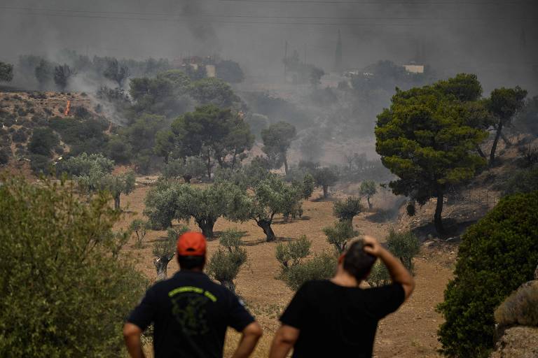 Incêndios nos arredores de Atenas destroem florestas e forçam saída de moradores