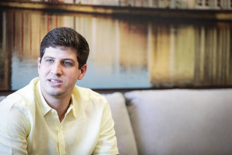 Prefeito do Recife, João Campos (PSB) durante entrevista à Folha na sede da prefeitura