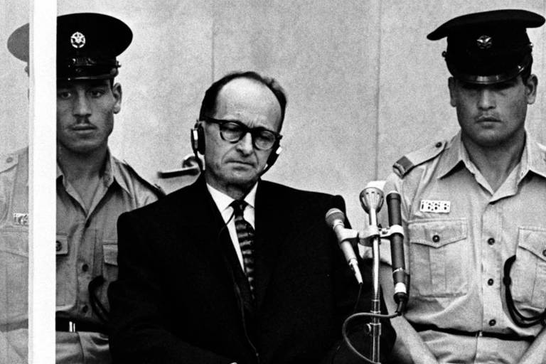 O oficial nazista Adolf Eichmann durante seu julgamento em Israel; ele foi condenado em 11 de abril de 1961