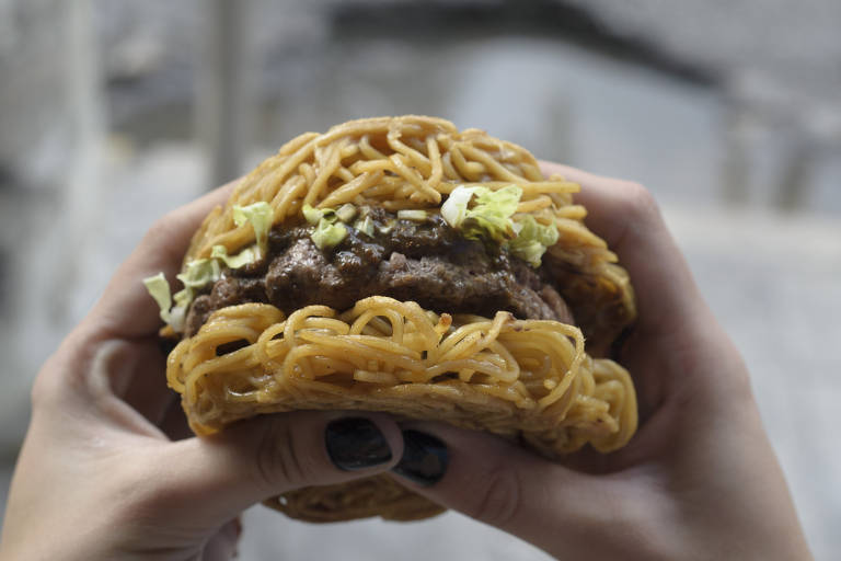 Pratos servidos durante o festival de comida de rua Smorgasburg, que acontece no parque Ibirapuera