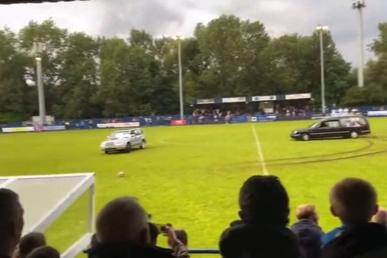 Amistoso na Inglaterra é encerrado após carro funerário invadir campo