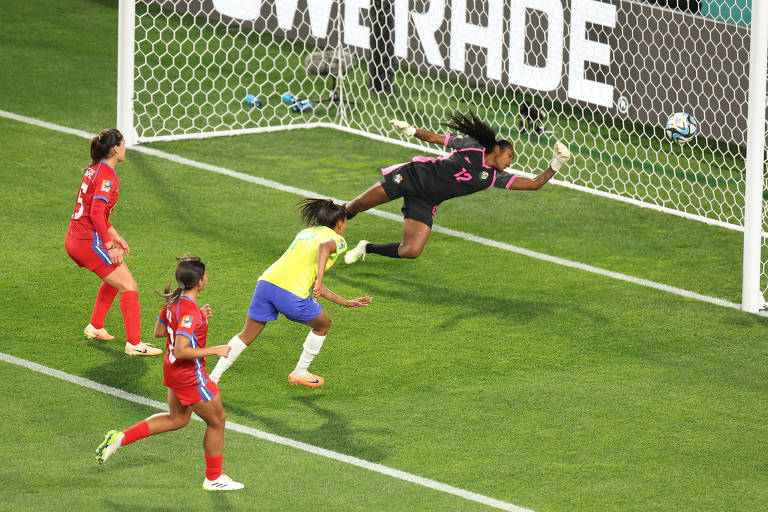 Ary Borges marca três em goleada do Brasil na estreia da Copa do Mundo