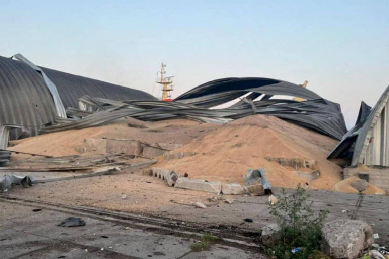 Imagem distribuída pela Ucrânia mostra silo destruído por ataque de drone em Reni, no Danúbio