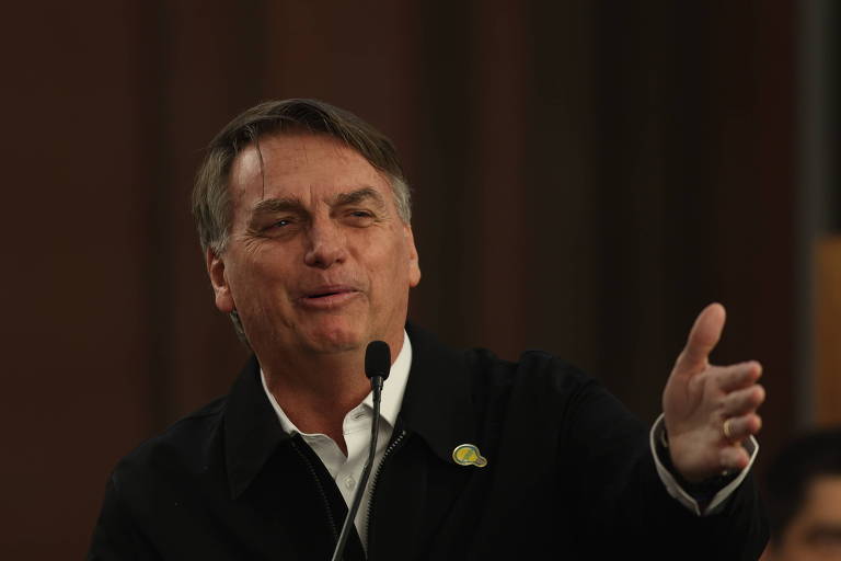 Bolsonaro doa R$ 100 mil a viúva de soldado da Rota, diz Flávio Bolsonaro