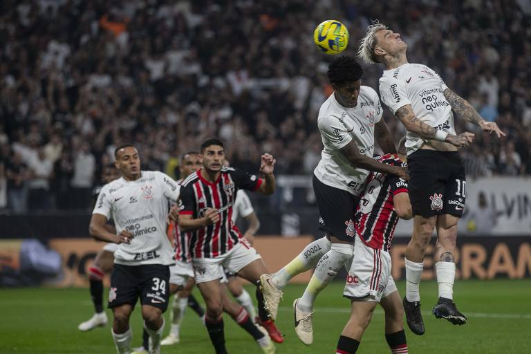Corinthians e São Paulo durante primeiro jogo da semifinal da Copa do Brasil