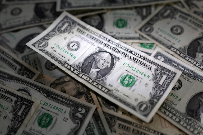 Dólar e Bolsa fecham em queda, com cautela antes de decisões de juros no Brasil e nos EUA