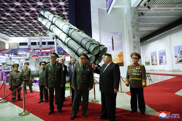 O ditador norte-coreano, Kim Jong-un, visita exposição de armas com o ministro da Defesa da Rússia, Serguei Choigu, e membros de delegação militar em Pyongyang