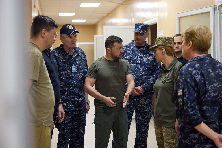 O presidente da Ucrânia, Volodimir Zelenski, conversa com médicos e comandantes militares em hospital de Mikolaiv