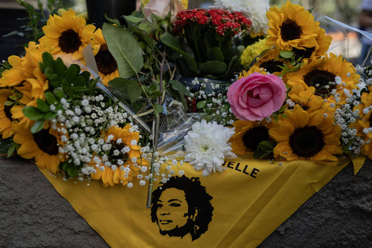 Homenagem na estátua da vereadora Marielle Franco que foi morta em 14 de março de 2018