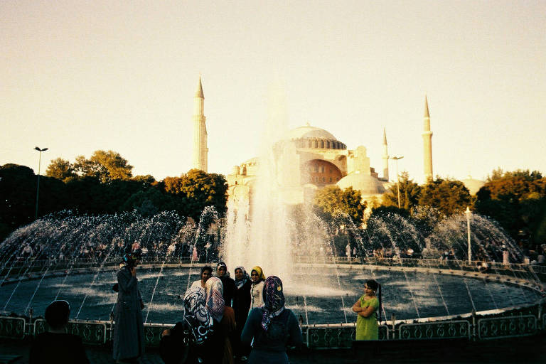 Famílias são fotografadas em frente à mesquita de Hagia Sofia, em Istambul, na Turquia