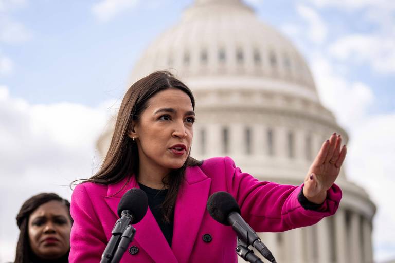 A deputada democrata Alexandria Ocasio-Cortez durante evento em frente ao Congresso dos EUA, em Washington