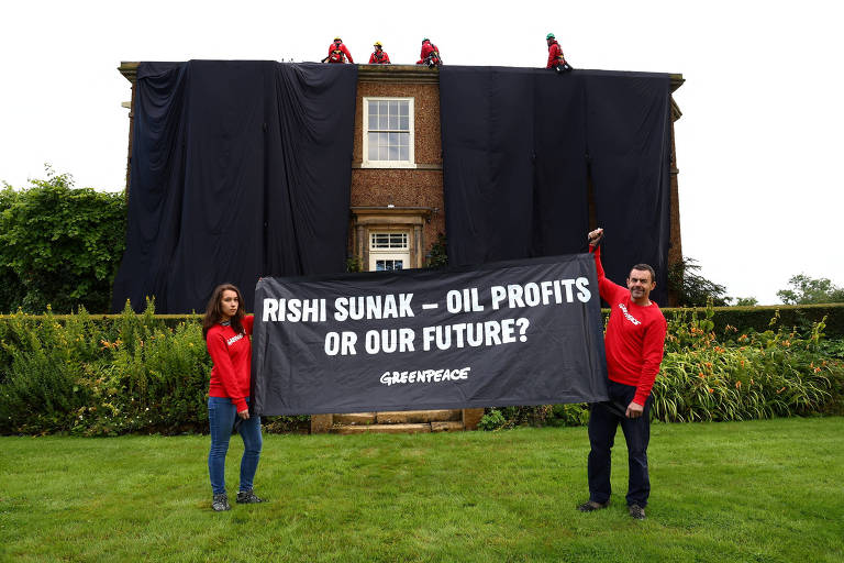 Ecoativistas cobrem mansão de Rishi Sunak com panos pretos em ato contra petróleo
