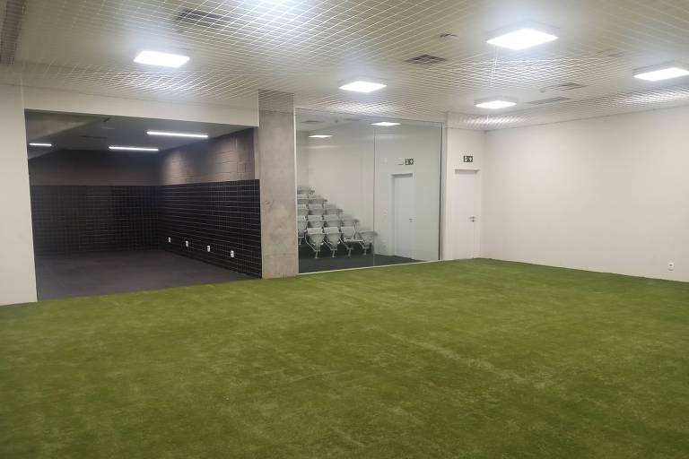 A foto mostra área de aquecimento de jogadores dentro de vestiário na Arena MRV.