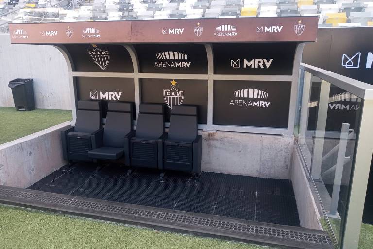 A foto mostra a área reservada para o VAR no estádio.