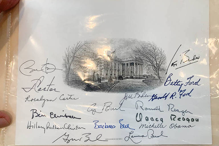 Cartão do historiador Carl Sferrazza Anthony contendo assinaturas de presidentes e primeiras-damas dos Estados Unidos
