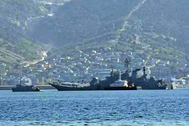 Imagem de rede social mostra navio russo Olenegorski Gorniak avariado, sendo rebocado no porto de Novorossisk