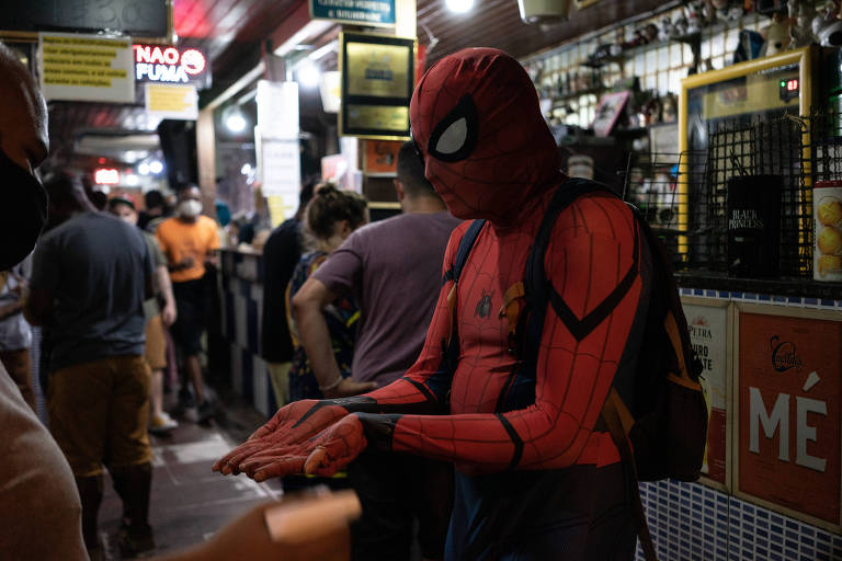 Pessoa vestida de Homem-Aranha em um bar do Rio de Janeiro