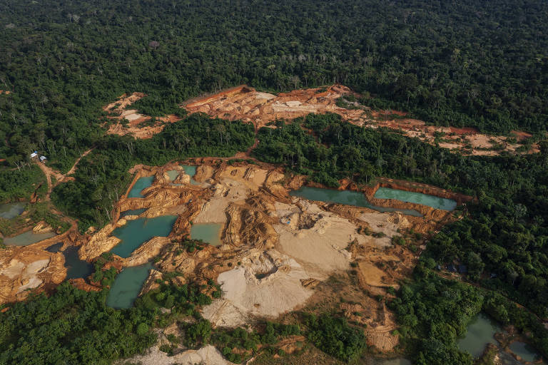 Vista aérea de área de garimpo aberta no meio da floresta