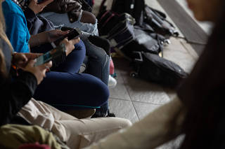 Estudantes mexem no celular durante intervalo de aula, em colégio no Paraná