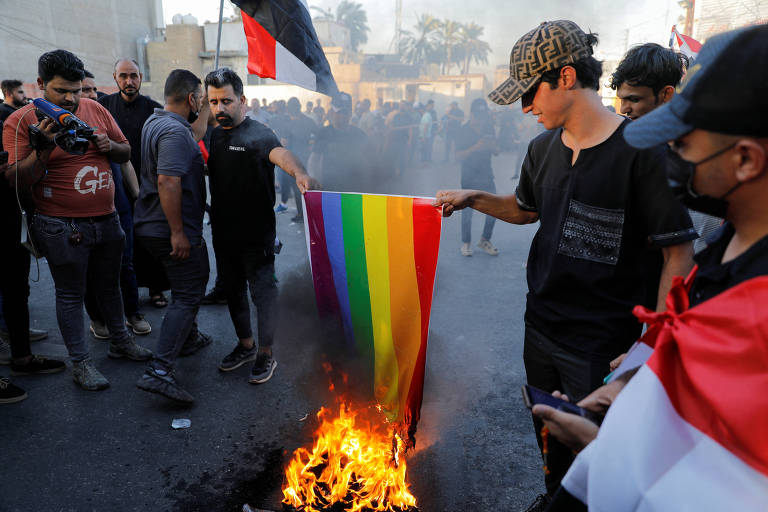 Manifestantes iraquianos incendeiam bandeira LGBT+ em Bagdá, no fim de julho