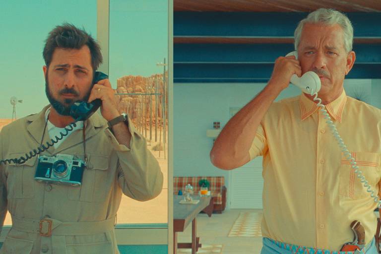 Jason Schwartzman e Tom Hanks em cena de 'Asteroid City', filme de Wes Anderson