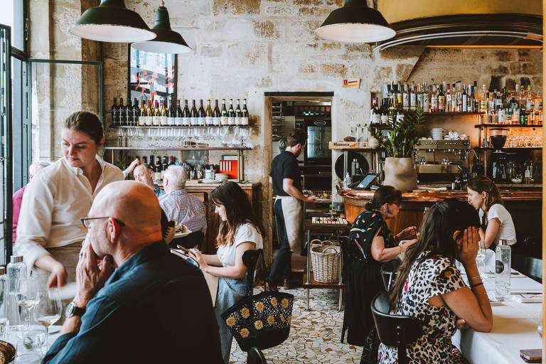 Parcelles, um popular bistro à vins, ou bistrô voltado para o vinho, perto do Centro Pompidou em Paris. A cena gastronômica da cidade está de volta com força total, e meia dúzia de restaurantes em estilo bistrô exibem o que há de melhor novo, incluindo um estilo simples e refrescante de cozinhar.