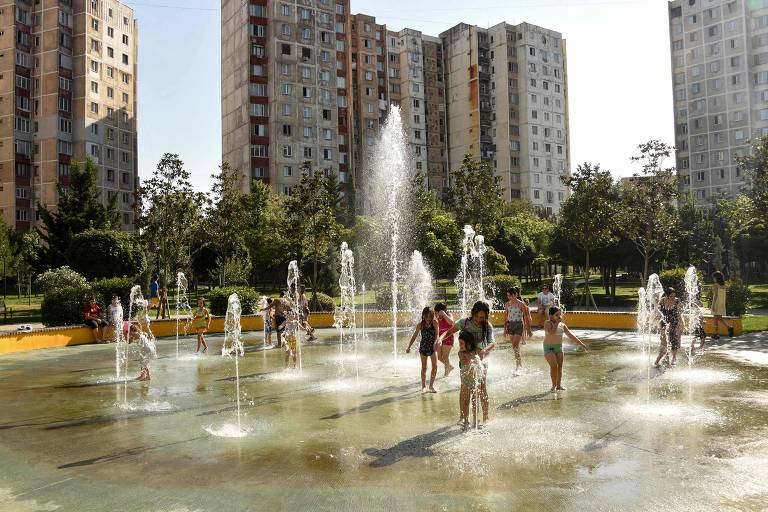 Crianças se refrescam em uma fonte numa praça na região central de Tbilisi, capital da Geórgia, na Europa