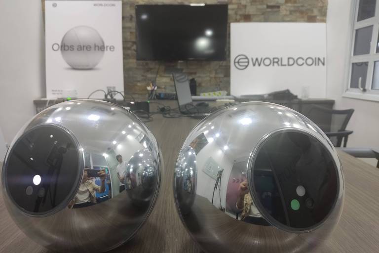 Dois orbs utilizados no cadastro de íris em ponto de coleta da Worldcoin no coworking Maac Hub, próximo ao Ibirapuera, na capital paulista. O dispositivo é uma esfera espelhada, que contém um círculo escuro com dois sensores e uma câmera