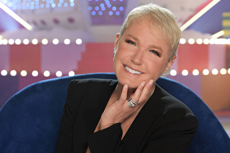 Xuxa se recusa a atender pedido de fã em porta de evento: 'Manda beijo para a galera'