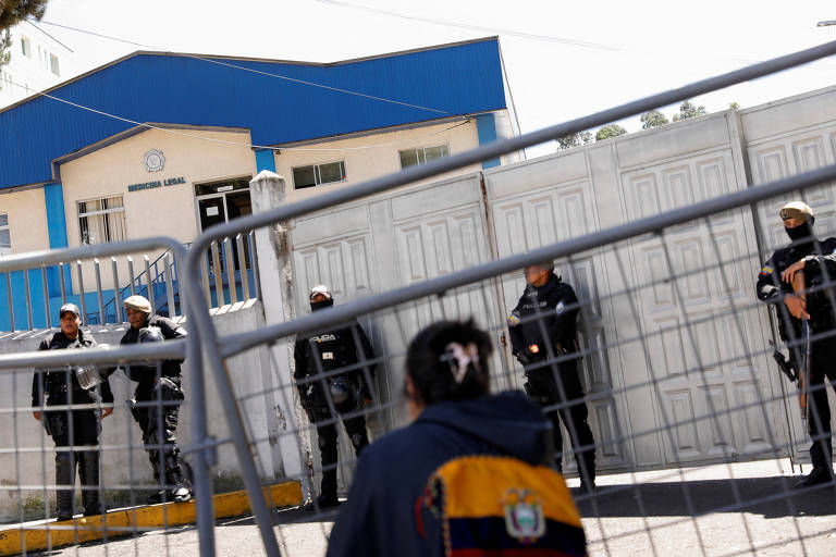 Policiais em frente ao Serviço Nacional de Medicina Legal do Equador, onde está o corpo de Fernando Villavicencio, candidato à Presidência assassinado, em Quito