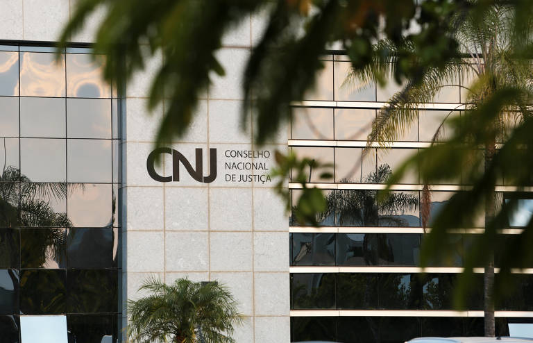 O CNJ (Conselho Nacional de Justiça) visa aperfeiçoar o trabalho do sistema judiciário brasileiro, principalmente no que diz respeito ao controle e à transparência administrativa e processual