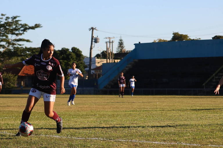 Atleta indígena no futebol feminino vai de projeto social em escola a contrato profissional