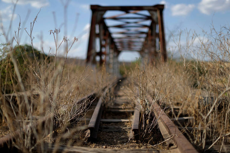 Trecho da ferrovia Transnordestina no Ceará; obra está no PAC desde a primeira versão do programa