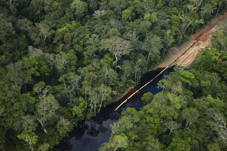 Construção do Gasoduto Urucu-Coari-Manaus, que foi inaugurado em 2011 pelo governo de Luiz Inácio Lula da Silva