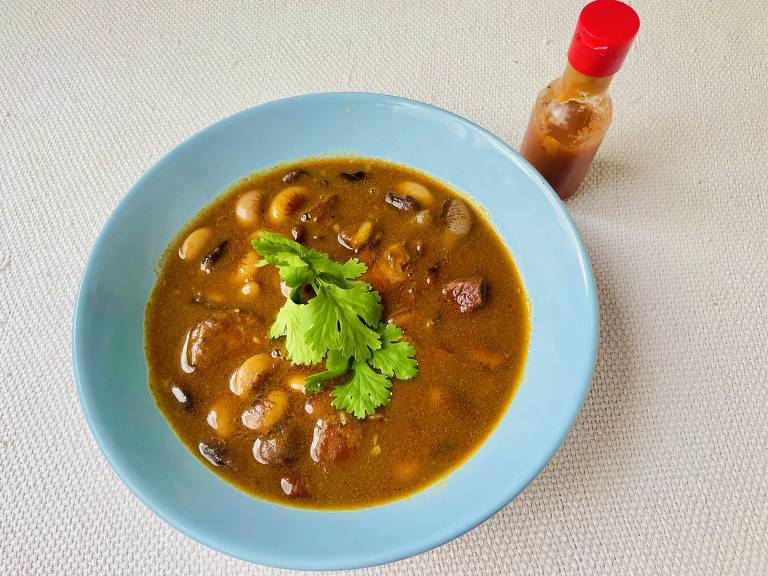 Favada, caldo de fava com carnes; receita de Marcos Nogueira, o Marcão