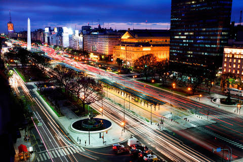 Avenida 9 de Julho à noite, em Buenos Aires